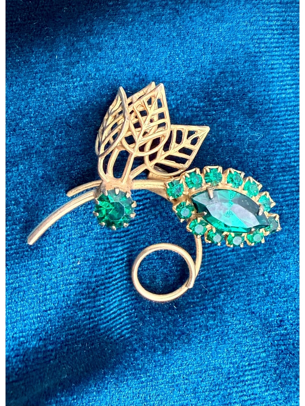 Vintage 1940s–1950s Emerald Green Rhinestone Floral Brooch Gold Tone